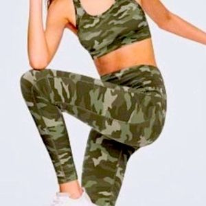 VICTORIA SECRET PINK ULTIMATE CAMO LEGGINGS NWT XS